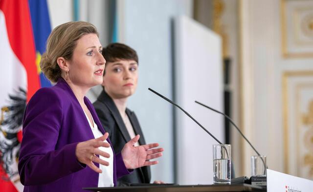 Medienministerin Susanne Raab (ÖVP) und Grünen-Klubchefin Sigrid Maurer präsentierten am Donnerstag Details zur neuen ORF-Finanzierung.  | Foto: BKA/Brauneis