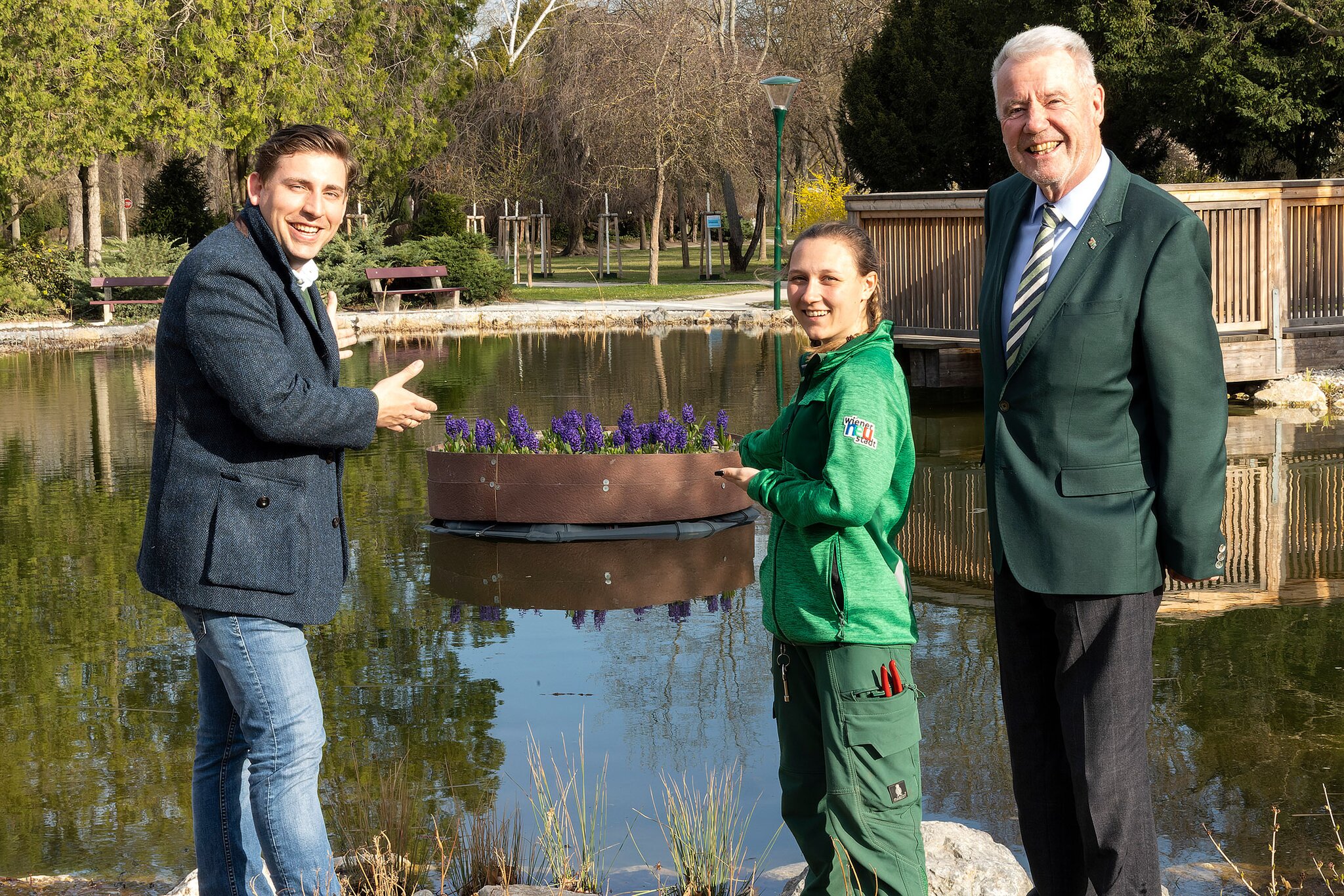 Anlässlich des 150JahrJubiläums Neue schwimmende Blumeninsel ziert