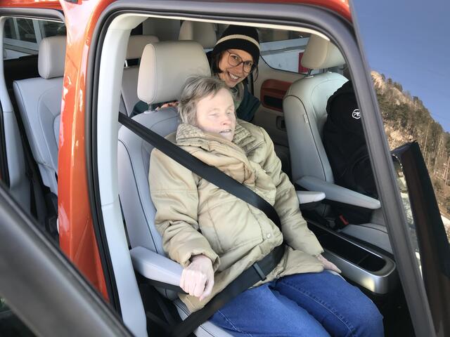 Mit dem Elektroauto ging es für Heidemarie quer durch Leoben und Umgebung. | Foto: Rollende Engel