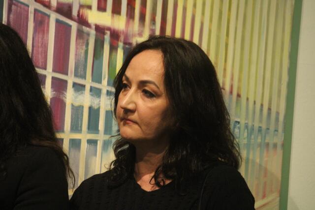 Sigita Daugule arbeitet mit Modelliermasse, Lachschichten und Pigmenten auf Leinwand. | Foto: RegionalMedien Steiermark/Hofmüller