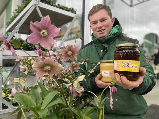 Imker Florian Frahamer wird von seinen Ladys mit Honig belohnt.  | Foto: sm