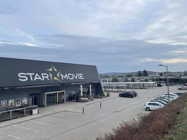 Zum "Sonnenkraftwerk" wird jetzt auch das Star Movie Ried in Tumeltsham. Mit PV-Anlagen auf Kino- und Carport-Dächern soll mehr als der doppelte Jahresverbrauch des Kino-Betriebs erzeugt werden. | Foto: BRS/Wagnermaier