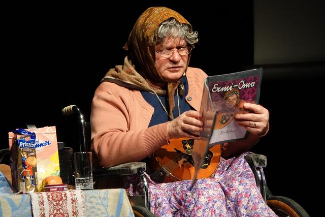 Er interagierte nicht nur perfekt mit dem Publikum, sondern zeigte auch sein musikalisches Talent. | Foto: Michael Blinzer