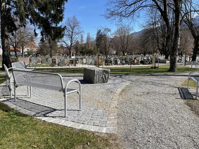 Im Pradler Friedhof gibt es richtig feine Sonnenplatzerln.  | Foto: Lisa Kropiunig