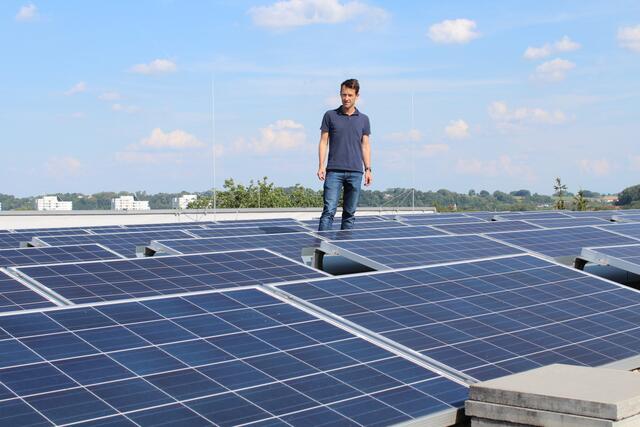 Hans-Peter Obermayr 2021 auf dem Dach des Star Movies Wels. Damals wurden bereits 50 Prozent des Jahresstrombedarfs aller sieben Starmovie-Standorte über eigene Photovoltaik-Anlagen produziert. | Foto: Star Movie