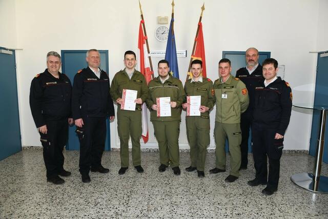 Kommandantenstellvertreter OBI Michael Spuller sowie Abschnittsfunkwart BM Daniel Frenner erhielten das Abzeichen in Gold.  | Foto: FF Forchtenau
