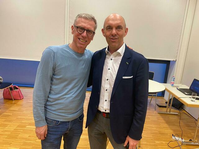 Ex-Fußballer: Peter Stöger mit Messedirektor Helmut Slezak. Gemeinsam spielten sie in den 80ern bei der Vienna.  | Foto: Streif