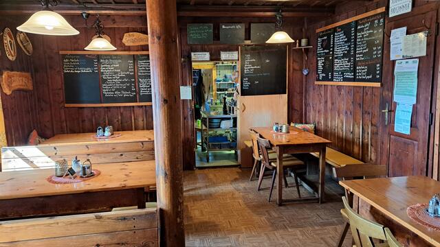 ... in die urige Hütte ...

 | Foto: Walter Fuchs