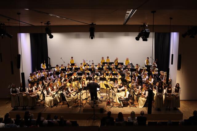 Das diesjährige Frühjahrskonzert der MK Ischgl gab es erstmals im neuen Saal der Silvretta Therme zu hören.  | Foto: Elisabeth Zangerl 