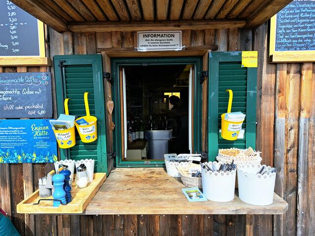 Die Essensausgabe auf der Terrasse

 | Foto: Walter Fuchs