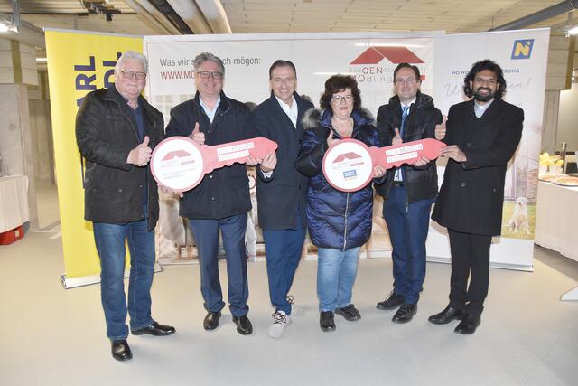 Karl Klugmayer (Vorstand, MöGen), Robert Weber, (Obmann-Stv. MöGen), Bgm. Alexander Vojta, GRin Gabriele Berger, NR Andreas Minnich und Pfarrer Angelo Rajaseelan bei der feierlichen Wohnungsübergabe (v.l.).
 | Foto: MöGen