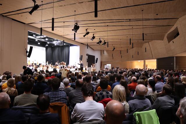 Der Saal war bis auf den letzten der 500 Plätze gefüllt - ein Teil der Zuhörer verfolgte das Konzert im Stehen.  | Foto: Elisabeth Zangerl 