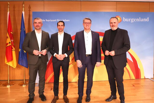 Landeshauptmann Mag. Hans Peter Doskozil (rechts im Bild) und Landesrat Mag. Heinrich Dorner (links im Bild) bei der Präsentation des Antiteuerungs-Pakets im Bereich Wohnen und Energie.  | Foto: Landesmedienservice Burgenland 