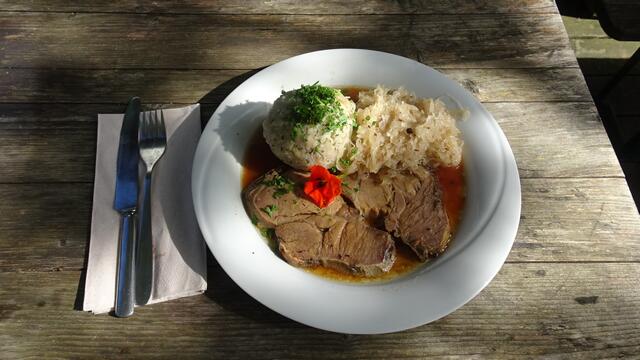Auch Deftiges gibt's - mit Obacht auf die Herkunft ...

 | Foto: Walter Fuchs