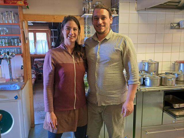 Hüttenwirte Steffi und Simon in der Küche

 | Foto: Walter Fuchs