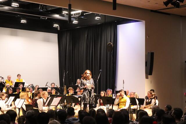 Führte in professioneller Manier durch den Abend: Eva-Maria Hausberger.  | Foto: Elisabeth Zangerl 