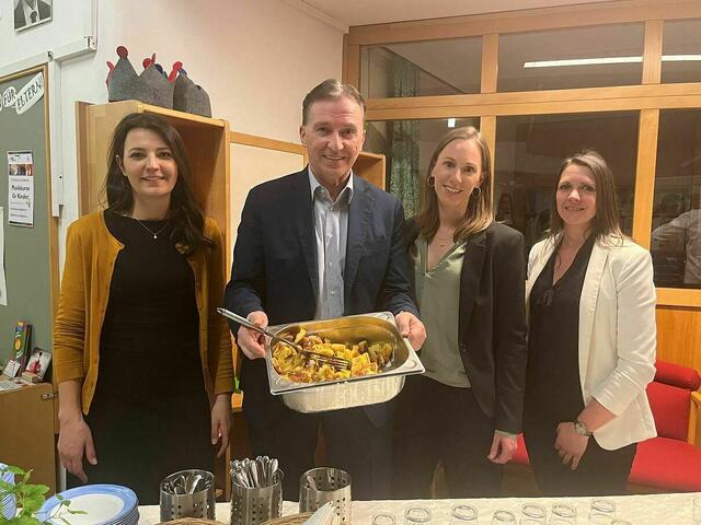Carina Rotheneder (Gemeinderätin), Alexander Vojta (Bürgermeister von Gerasdorf), Veronika Schmid (Kindergartenleitung Stv.) und Christina Spat (Verkaufsleitung Sozialverpflegung National - Die Menü-Manufaktur) freuen sich über die Zusammenarbeit.
 | Foto: Die Menü-Manufaktur
