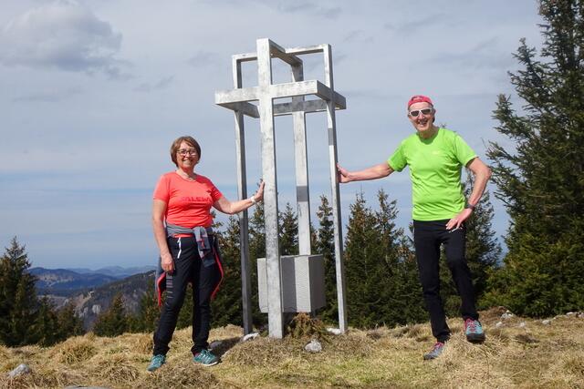 Das "Ring-Kreuz" als Erinnerung an einen im Himalaja vermissten Bergsteiger, es steht auf einer Anhöhe nahe dem Tirolerkogel.