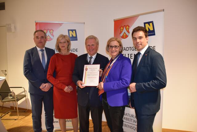 Vizebürgermeiser Christian Buxhofer, SPÖ-Fraktionsvorsitzende Annemarie Mitterlehner, Bürgermeister a.D. Wolfgang Labenbacher, Landeshauptfrau Johanna Mikl-Leitner und Bürgermeister Manuel Aichberger.  | Foto: Borsdorf
