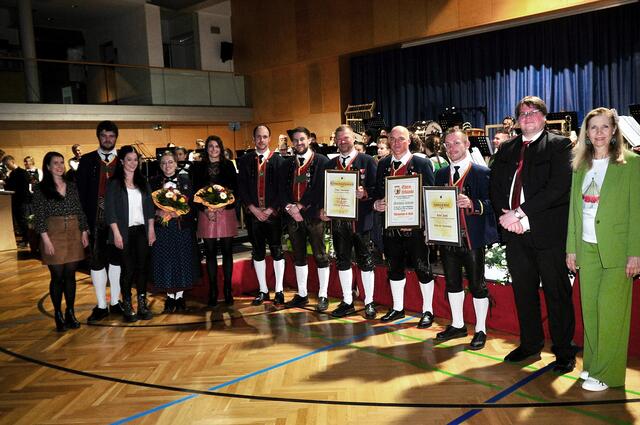 Alle geehten PAMO-Mitglieder – Bgm. Johanna Obojes-Rubatscher und Patrick Oberdanner gratulierten. | Foto: Hassl