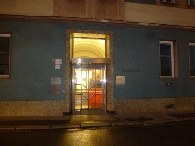 Dauerlicht in der Burggasse 13, Verwaltung vom Land Steiermark A5, während der Earth Hour 2023.