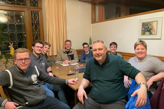 JG-Vorsitzender Andreas Böck (hinten Mitte), Ternbergs Bürgermeister Günther Steindler (vorne Mitte) mit jungen, an Politik interessierten Menschen. | Foto: JG