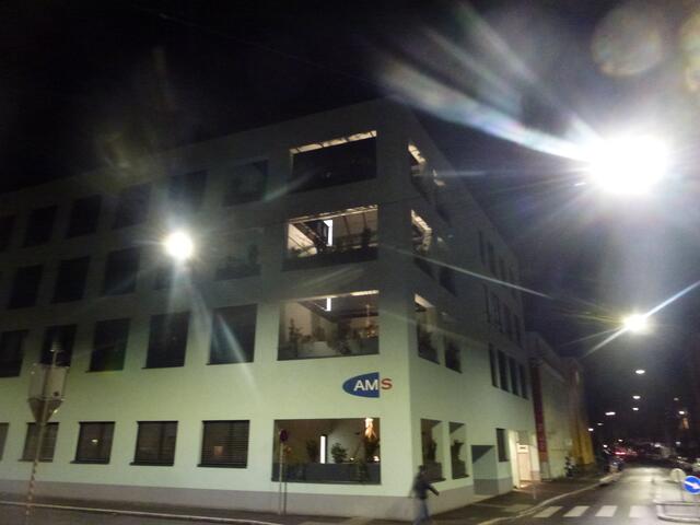 AMS Graz West in der  Zollgasse während der Earth Hour 2023. Wer entdeckt die 3 hellbeleuchteten Türen?