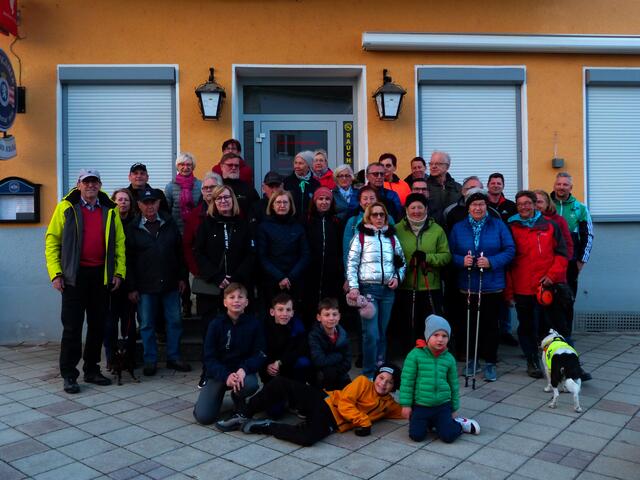 Zahlreiche BesucherInnen jedes Alters versammelten sich vor dem Gasthaus Schlögl-Dragschitz, um die Mondscheinwanderung zu marschieren.
