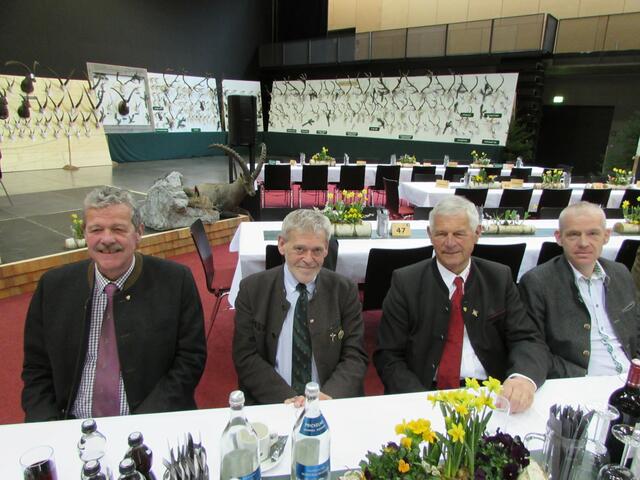 BH Markus Maaß, LJM Anton Larcher, Vbgm. Jakob Klimmer und Manuel Wolf von der BH Landeck bei der Trophäenschau. 