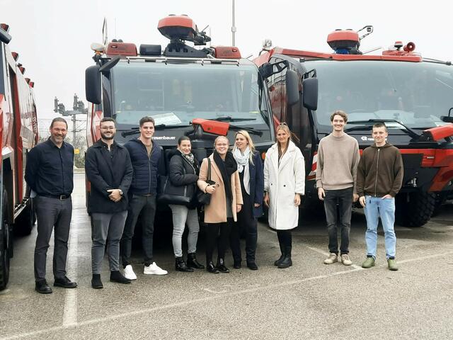 Werner Binder (Rosenbauer), Philipp Jäger, Anton Hertl, Stefanie Pröll, Teresa Tazreiter, Nicole Scheidleder, Miriam Josipovic, Felix Stadler (Rosenbauer), Sebastian Nimmervoll (Rosenbauer) (v. li.). | Foto: FH OÖ