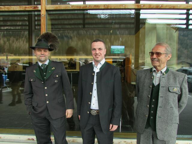 LJM-Stv. Artur Birlmair, Dominik Achenrainer und Reinhard Draxl (Jäger in der Schule). 