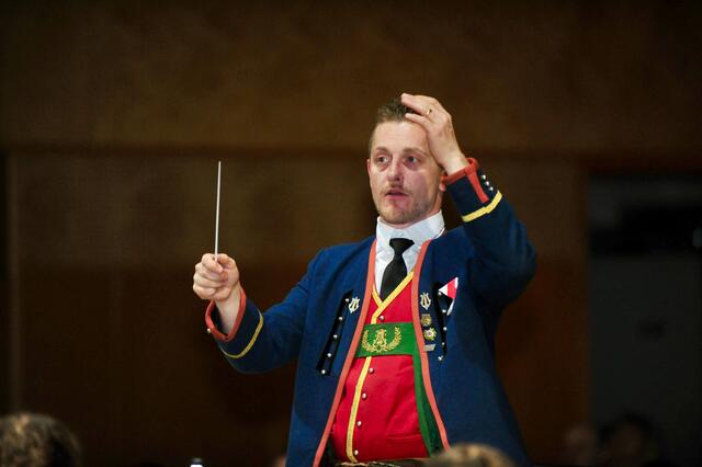 Kapellmeister Erwin Probst gewohnt konzentriert am Dirigentenpult. | Foto: Hassl