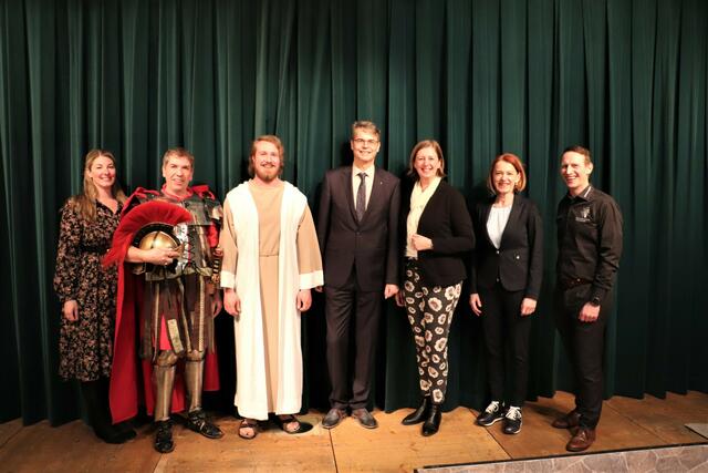 VP-Bezirksgeschäftsführerin Nathalie Koch, Bgm. Erich Gosch in der Rolle des Pilatus, Jesus-Darsteller Martin Plank, Superintendent Wolfgang Rehner, LR Barbara Eibinger-Miedl, EU-Abg. Simone Schmiedtbauer und Schauspielpräsident Christoph Scharl. | Foto: Edith Ertl
