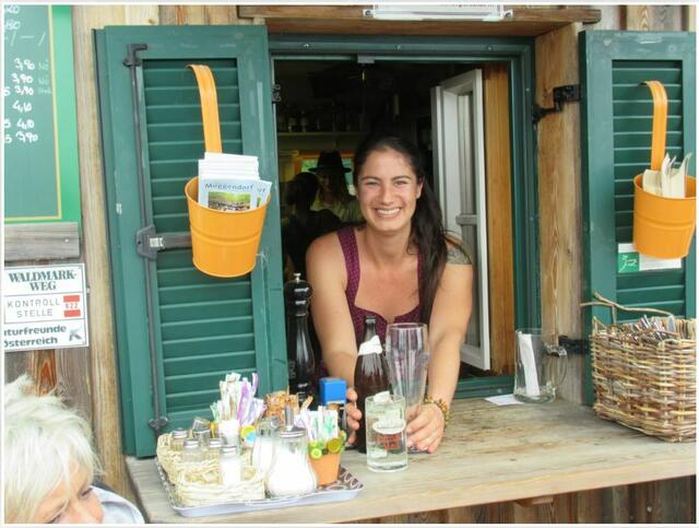 Stefanie bei der Essens- und Getränkeausgabe 😋

 | Foto: Bild von der Webseite Enzianhütte