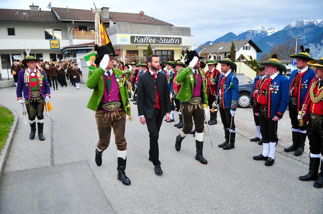 Das Abschreiten der Front gehört bei jedem Auftreten der Schützenkompanien zur Tradition. | Foto: Hassl