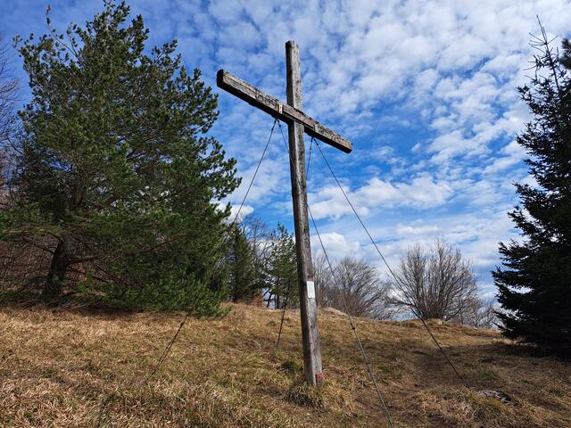 Das Gipfelkreuz liegt etwas unterhalb der Hütte ...

 | Foto: Walter Fuchs