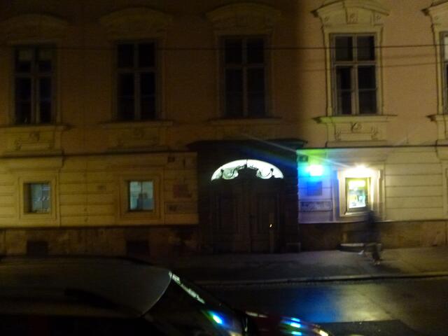 Paulustorgasse 4: 
Dauerlicht beim Eingang zur A3 wegen falsch eingestellter Bewegungsmelder während der Earth Hour 2023.