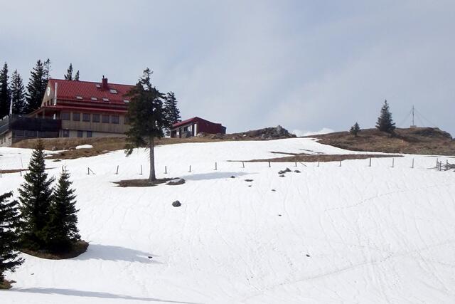 Gipfelwies mit Kreuz und Hütte