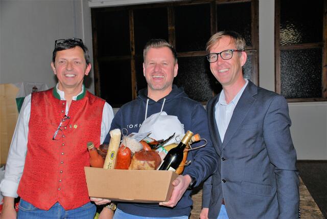 Andreas Pregartner  aus Großpesendorf gewann  Preisschnapsen der Bauernbundortsgruppe Ilztal.   Als erster Gratulant stellte sich Obmann Vizebürgermeister Kurt Nistelberger  und Bürgermeister Andreas Nagl  mit einen  riesen Korb mit Ostergeselchten  ein .