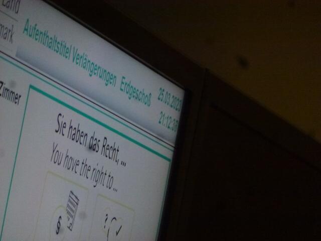 21:12 Uhr am Tag der Earth Hour 2023.
Dieser Bildschirm in Dauerbetrieb bei der A3, Paulustorgasse 4 zeigt, dass es sich zeitmäßig alles ausgeht, da nur mehr WIFI und Wirtschaftskammer geplant sind ;-)