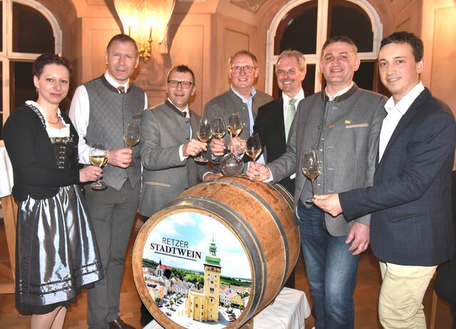 Vbgm. Eva Heilinger, Bgm. Stefan Lang, Winzer Neubauer und Breitenfelder, Präs. Karl Wilfing, KellermeisterLeo Wurst, und Tourismuschef Daniel Wöhrer | Foto: Herbert Schleich