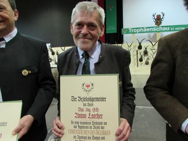 LJM Anton Larcher erhielt für seine langjährigen Verdienste das Ehrenzeichen des Bezirkes Landeck.