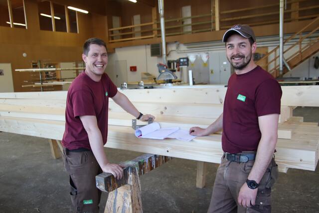 Zu den 55 zufriedenen Beschäftigen des Holzbauunternehmens Strobl zählen Mathias Schnecker (links) und Armin Pohn. | Foto: Martin Wurglits