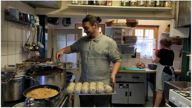 Simon beim Knödeleinwerfen ...

 | Foto: Bild von der Webseite Enzianhütte