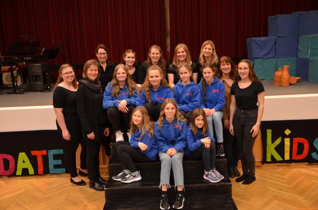 Das Organisationsteam mit Leiterin Anna-Maria Mittermair und Kindern der Laudate Kids. | Foto: BRS/Pointinger