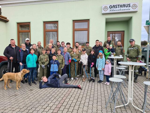 Viele Freiwillige schlossen sich der Flurreinigungsaktion in Walbersdorf und Mattersburg an.  | Foto: Stadtgemeinde Mattersburg