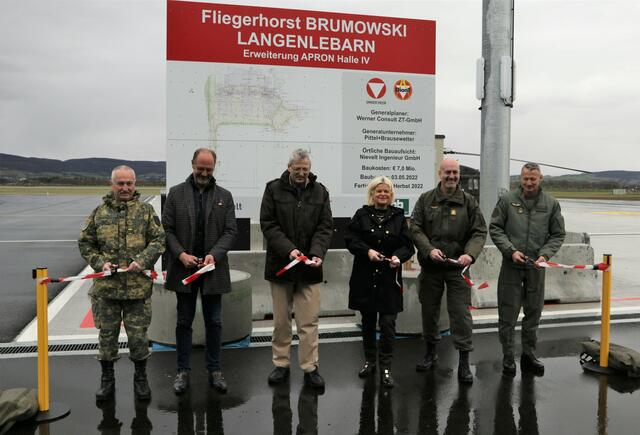 Oberst Michael Lippert, Wolfgang Heinlein, Johannes Sailer, Klaudia Tanner, Brigadier Reinhard Kraft und  Oberst Wolfgang Rafetseder eröffnen das Hallenvorfeld für die "Black Hawks" | Foto: Christian Nowotny