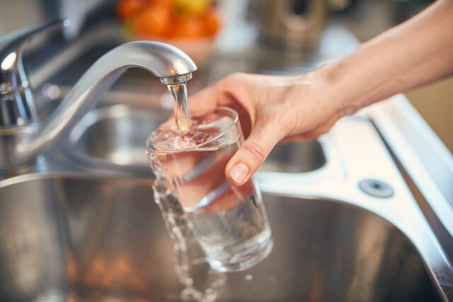 In Keutschach muss in manchen Ortschaften das Trinkwasser immer noch abgekocht werden. (Symbolfoto) | Foto: stock.adobe.com/at/samopauser