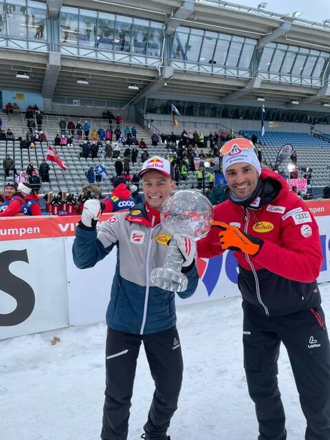Johannes Lamparter freut sich über die große Kristallkugel. | Foto: ÖSV/Derganc