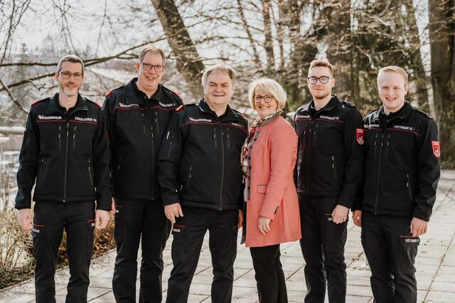 V.l. : OBI Thomas Zwicklhuber, HBI Jürgen Baumgartner, ABI Erwin Hangl, Bürgermeisterin Maria Pachner, Michael Mauernböck, Elias Pöttinger  | Foto: Freiwillige Feuerwehr Grieskirchen